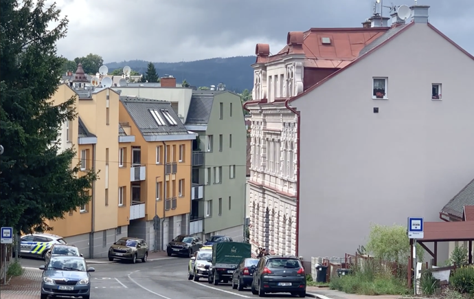 FOTO: Pohled na jabloneckou ulici, kde došlo k nepředstavitelné rodinné tragédii.