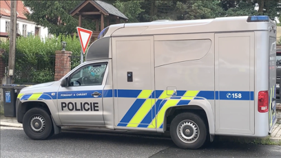 FOTO: K bytovému domu dorazila i speciální výjezdová dodávka policie.