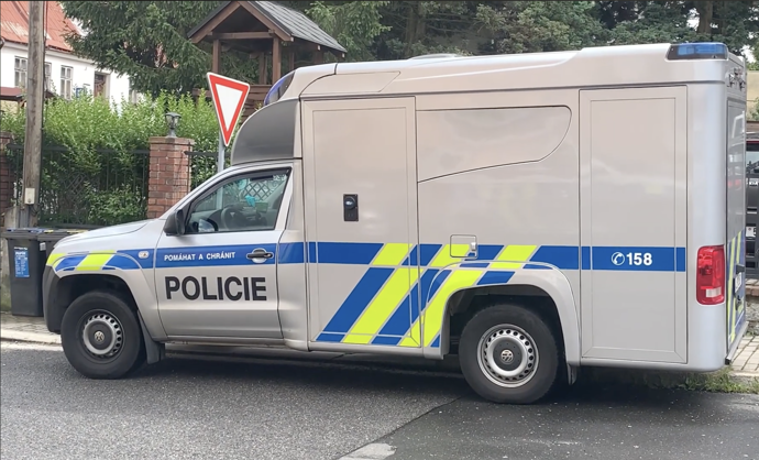 FOTO: K bytovému domu dorazila i speciální výjezdová dodávka policie. – stránka 2