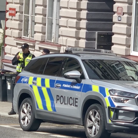 Policisté střežili vchod do domu, v němž došlo k tragické vraždě dítěte.