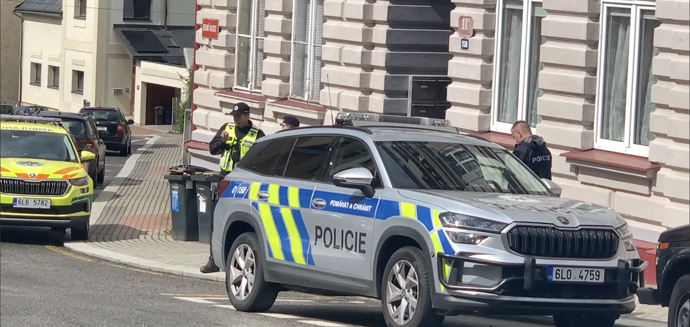 FOTO: Policisté střežili vchod do domu, v němž došlo k tragické vraždě dítěte. – stránka 4