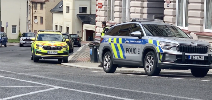 FOTO: Oblast v okolí místa činu neprodyšně uzavřely policejní hlídky. – stránka 5