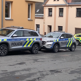 U domu v Jablonci nad Nisou zasahovalo několik policejních i záchranářských vozidel.