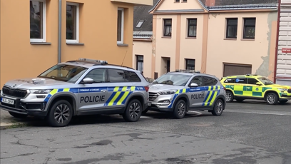 FOTO: U domu v Jablonci nad Nisou zasahovalo několik policejních i záchranářských vozidel.
