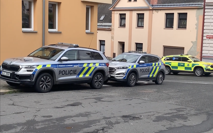 FOTO: U domu v Jablonci nad Nisou zasahovalo několik policejních i záchranářských vozidel. – stránka 7