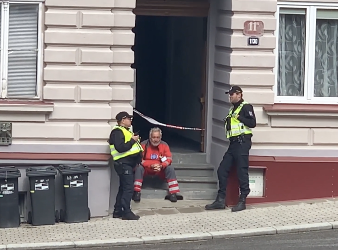 FOTO: Záchranář sedící na schodech bytového domu byl po zásahu viditelně otřesený. – stránka 8