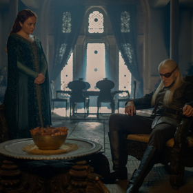 Olivia Cooke a Ewan Mitchell ve třetí řadě seriálu Rod Draka.