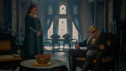 FOTO: Olivia Cooke a Ewan Mitchell ve třetí řadě seriálu Rod Draka.