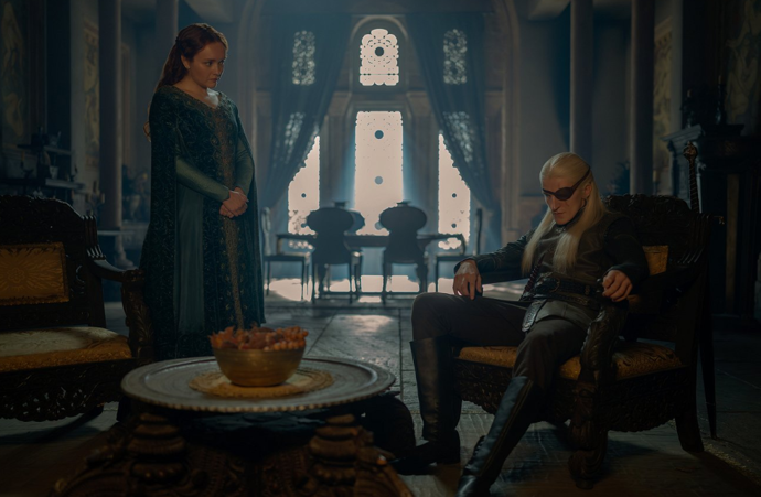 FOTO: Olivia Cooke a Ewan Mitchell ve třetí řadě seriálu Rod Draka. – stránka 1