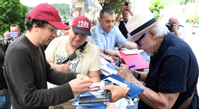 FOTO: Celebrity se podepisovaly svým fanouškům. – stránka 4
