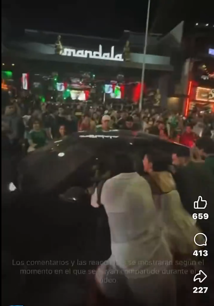 FOTO: Lidé rozhoupali auto.