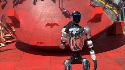 FOTO: Robot Ruda si vyrazil do karlovarských ulic.