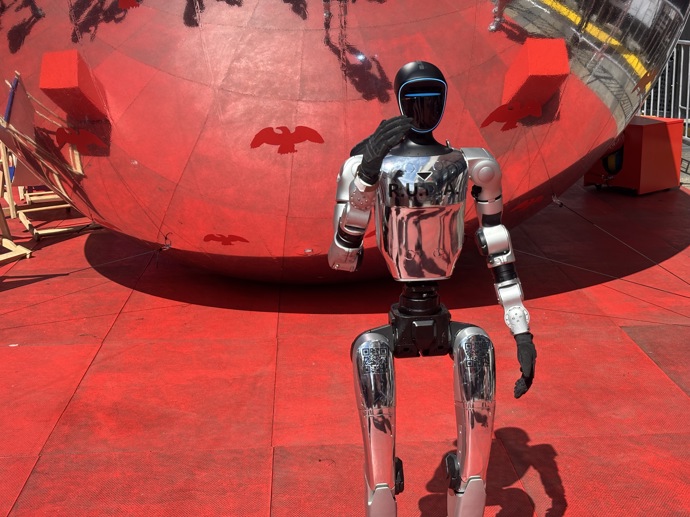 FOTO: Robot Ruda si vyrazil do karlovarských ulic. – stránka 649
