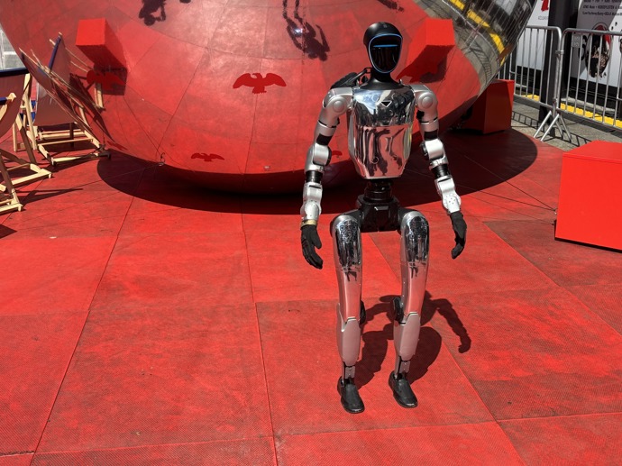 FOTO: Robot Ruda okouzlil všechny v Karlových Varech. – stránka 645