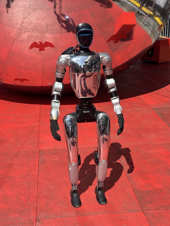 FOTO: Robot Ruda je první humanoidní influencer v Česku. – stránka 647