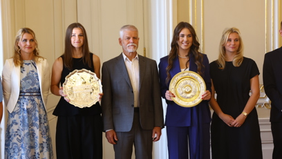 FOTO: Společná fotka hlavy státu s tenistkami držícími wimbledonské talíře.