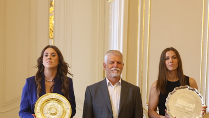 FOTO: Prezident si vedle vysokých tenisových hvězd vtipně stoupnul na špičky.