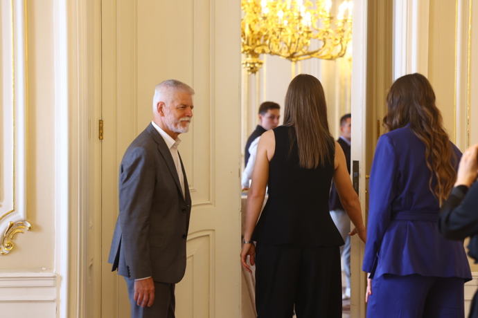 FOTO: Prezident ČR při odchodu ze salonku zavíral dveře a dal všem dámám přednost. – stránka 2