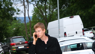 FOTO: Adam Mišík si před party vyřídil hovor.