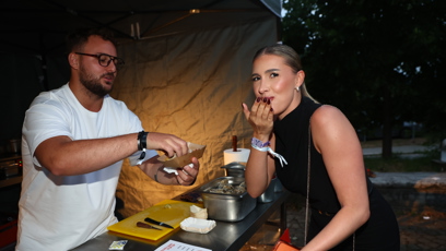 FOTO: Sabina Pšádová se nechala nakrmit.