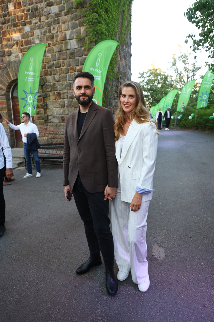 FOTO: Jana Bernášková s partnerem. – stránka 9