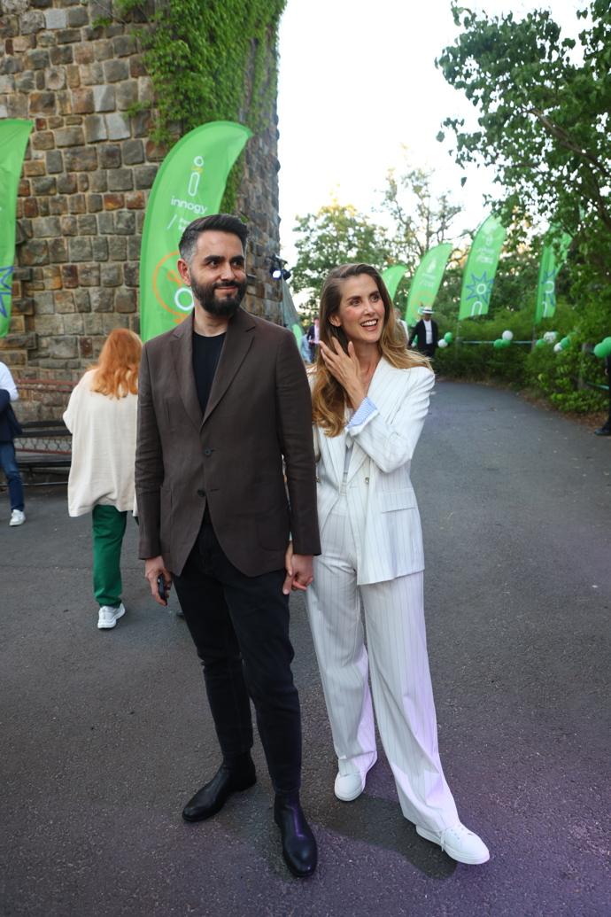 FOTO: Jana Bernášková po boku partnera. – stránka 8
