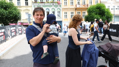 FOTO: Kryštof Bartoš s rodinou na kolonádě.