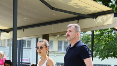 FOTO: Jakub Železný na vycházce po kolonádě s dcerou.