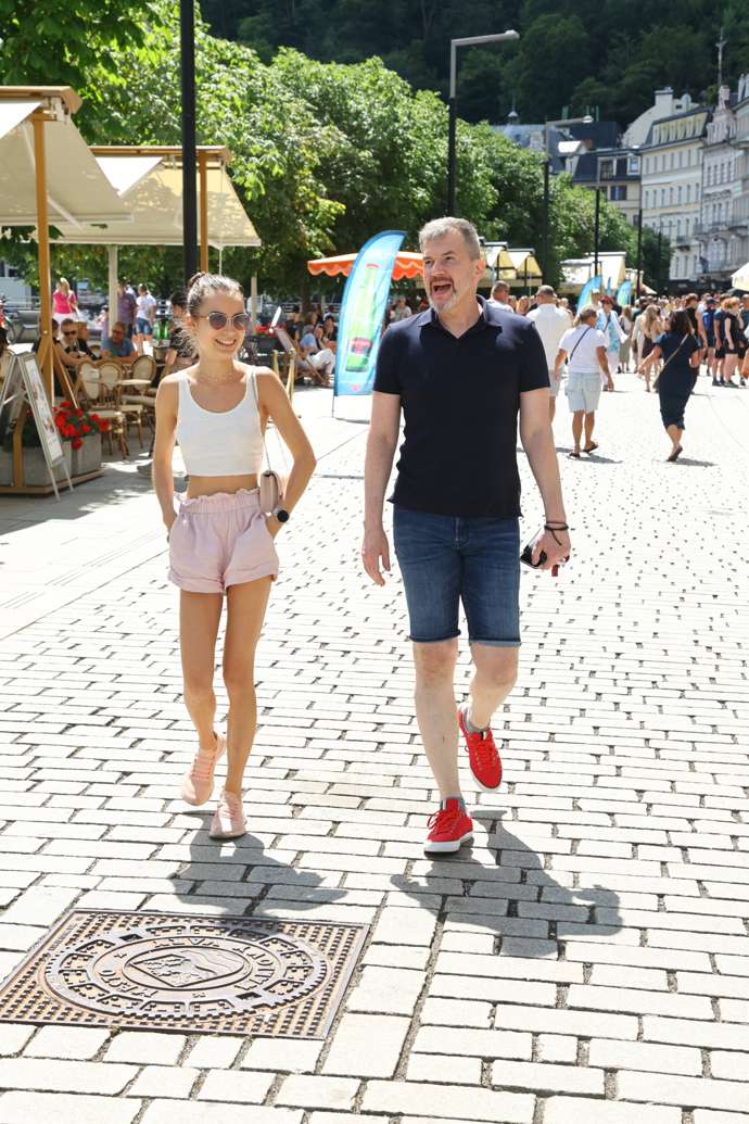 FOTO: Jakub Železný na vycházce po kolonádě s dcerou. – stránka 4