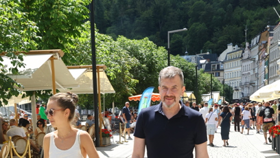 FOTO: Jakub Železný na vycházce po kolonádě s dcerou.