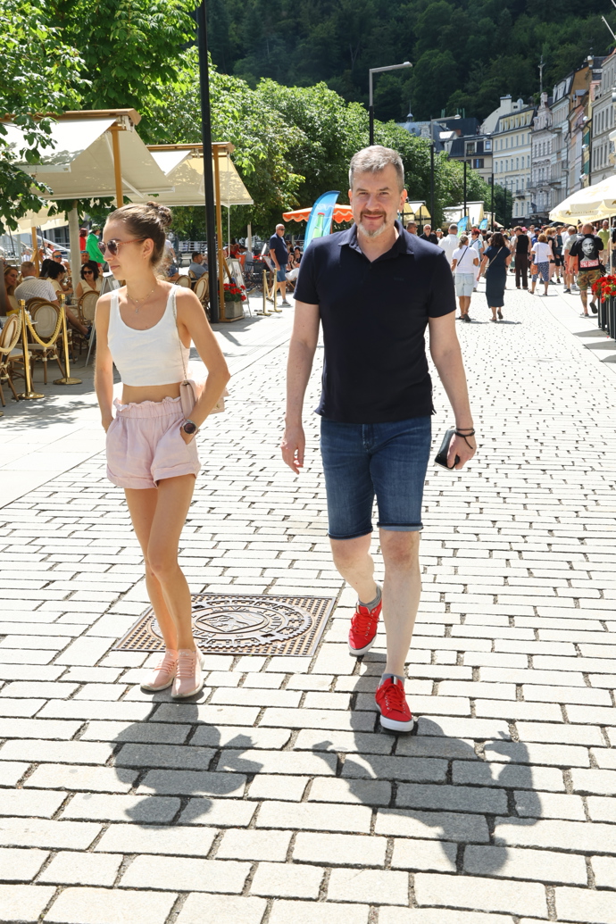 FOTO: Jakub Železný na vycházce po kolonádě s dcerou. – stránka 7