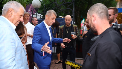 FOTO: Andrej Babiš byl zkontrolován detektorem kovů.