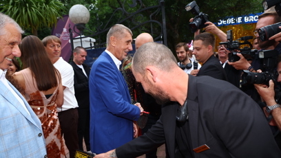 FOTO: Andrej Babiš byl zkontrolován detektorem kovů.