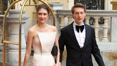 FOTO: Herec Vojtěch Vodochodský s partnerkou míří k Thermalu.