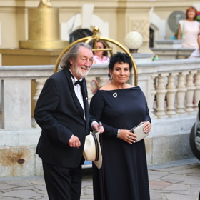 Bolek Polívka míří s manželkou na červený koberec.