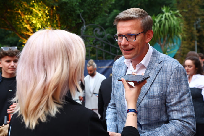 FOTO: Exministr dopravy Martin Kupka během rozhovoru pro eXtra.cz. – stránka 965
