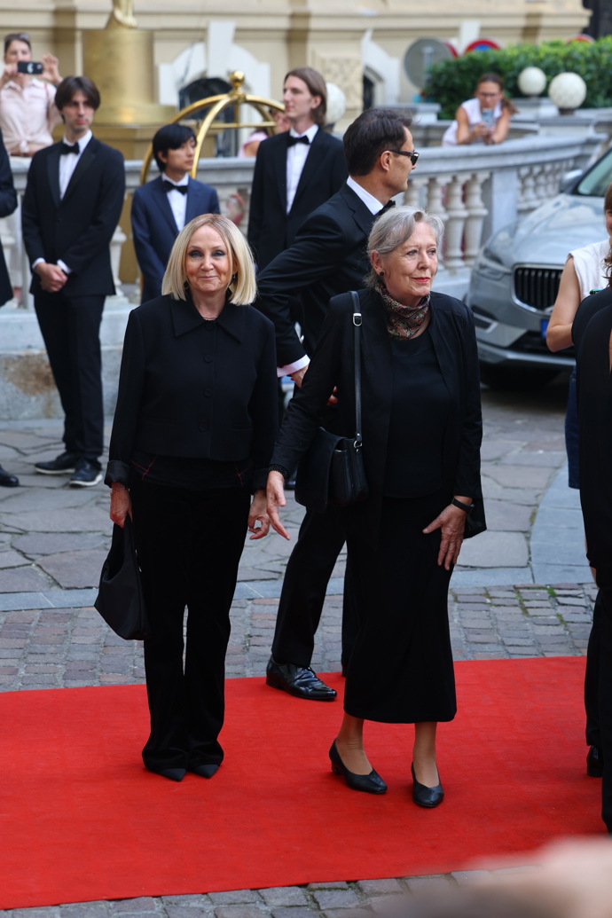 FOTO: Bára Basiková spolu s Helenou Třeštíkovou. – stránka 17