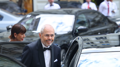 FOTO: Marek Eben nasedá do auta s Andreou Bartoškovou.