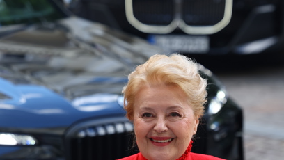 FOTO: Herečka Magda Vašáryová je v červené oslnivá.