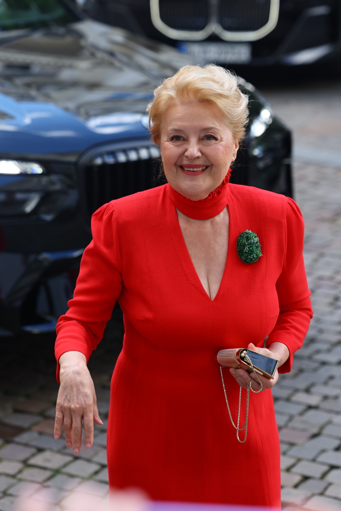 FOTO: Herečka Magda Vašáryová je v červené oslnivá. – stránka 17