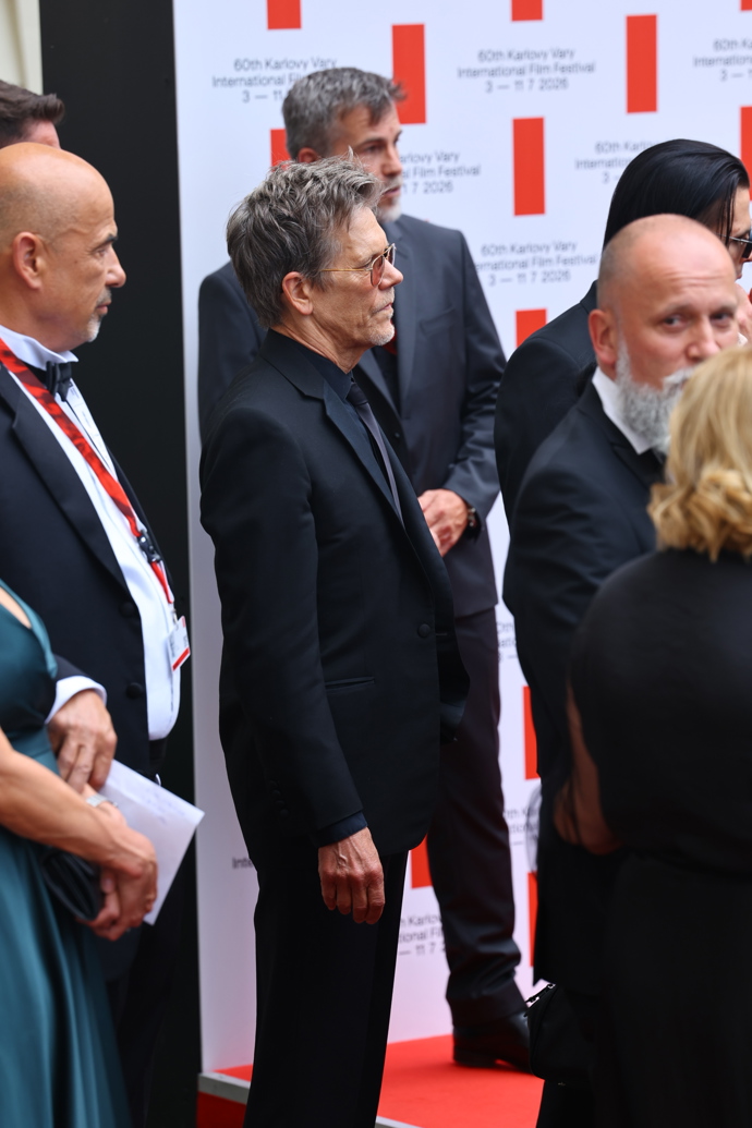 FOTO: Kevin Bacon odjíždí k Thermalu. – stránka 8