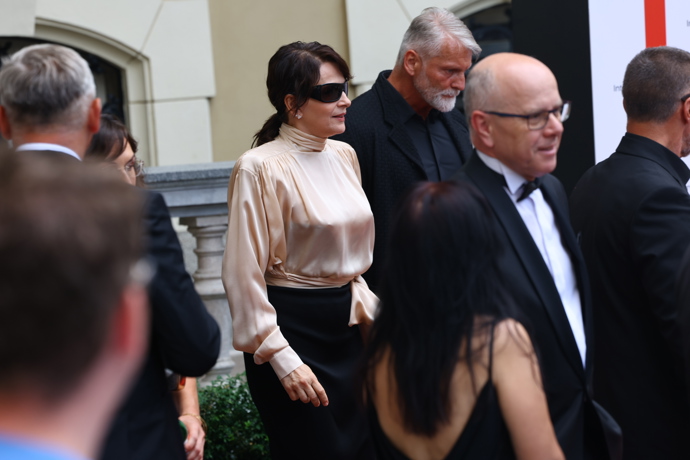 FOTO: Francouzská herečka Juliette Binoche míří k Thermalu. – stránka 19