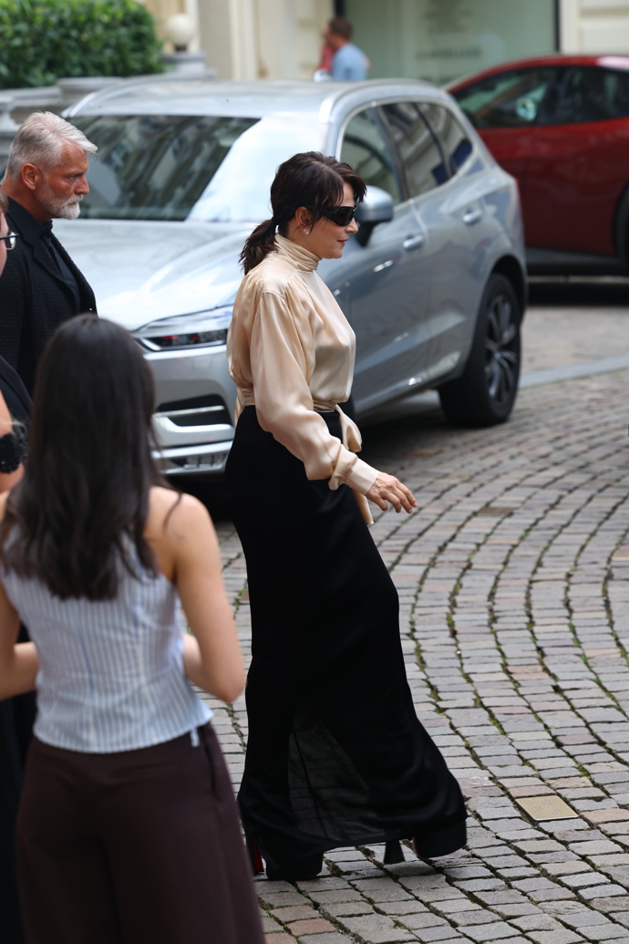 FOTO: Francouzská herečka Juliette Binoche míří k Thermalu. – stránka 18