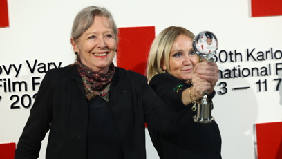 FOTO: Helena Třeštíková a Bára Basiková si odnáší sošku.