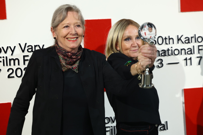 FOTO: Helena Třeštíková a Bára Basiková si odnáší sošku. – stránka 14