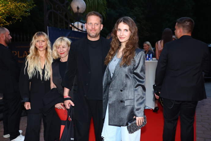 FOTO: Sara Sandeva s Jakubem Prachařem, Danou Batulkovou a Marianou Prachařovou. – stránka 54