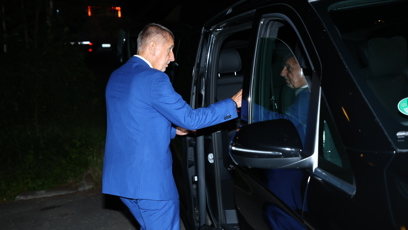 FOTO: Andrej Babiš nastupuje do auta.