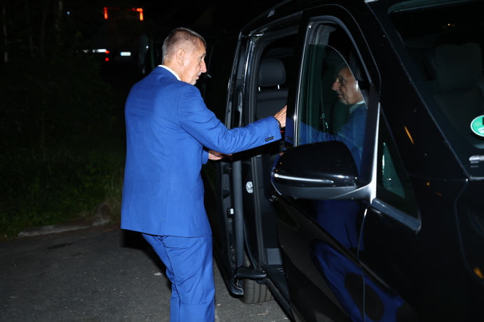 FOTO: Andrej Babiš nastupuje do auta. – stránka 1062