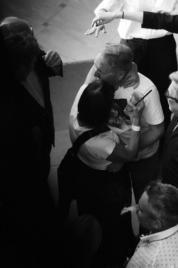 FOTO: Andrea Bartošková v objetí neznámého muže. – stránka 944