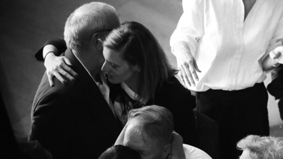 FOTO: Andrea Bartošková v objetí neznámého muže.